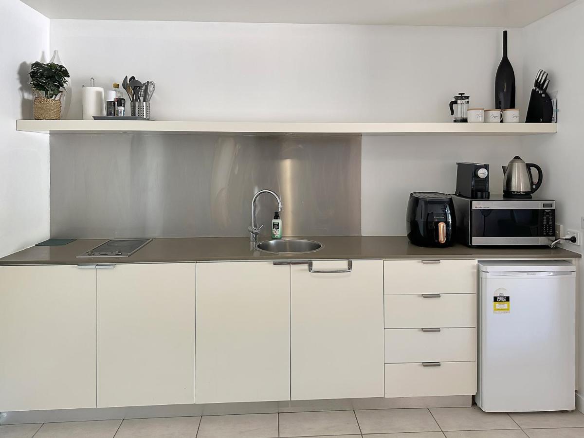 Apartment Blue On Blue Large One Bedroom Apartment, Steps From Ferry, Amazing Pool, Wifi Nelly Bay