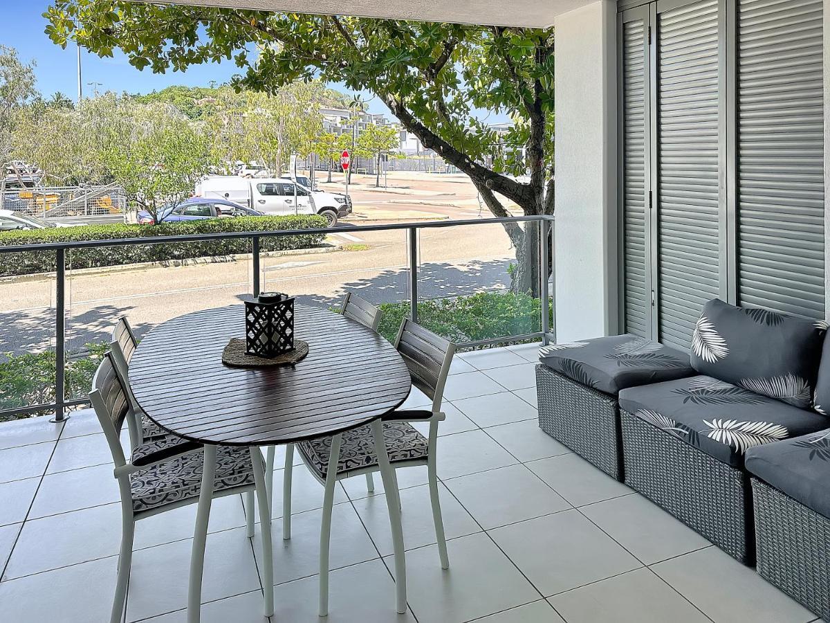 Blue On Blue Large One Bedroom Apartment, Steps From Ferry, Amazing Pool, Wifi *